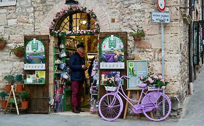 Bikes and boutiques in Assisi, Umbria. Unsplash@Alessio Roversi