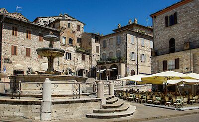 Piazza in Umbria. Unsplash@Achim Ruhnau