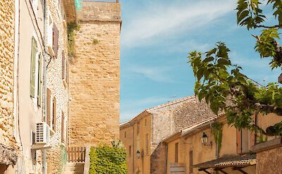 Golden buildings of Ch&acirc;teauneuf-du-Pape, France bike tour. Unsplash@Ryan Klaus