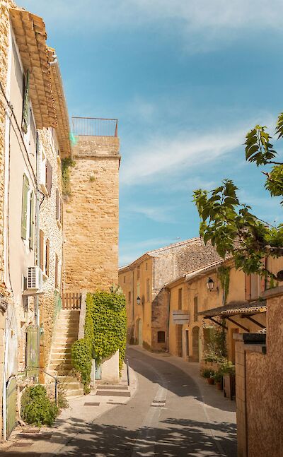 Golden buildings of Ch&acirc;teauneuf-du-Pape, France bike tour. Unsplash@Ryan Klaus