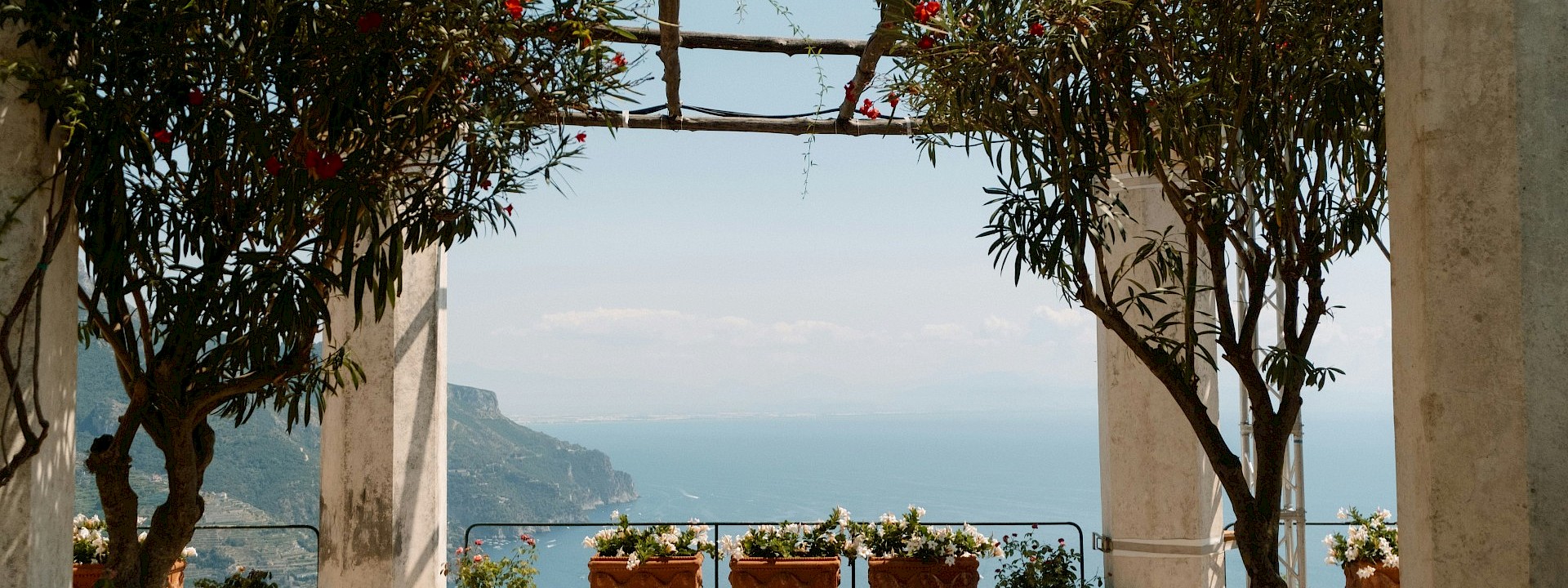 Mediterranean balcony. Unsplash@Georgi Kalaykzhiev