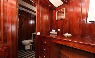 En-suite bathroom | Erato | Bike & Boat Tour