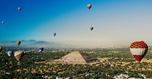 Hot air balloons in the skies above Teotihuacan, Mexico. Juliana Barquero@Unsplash