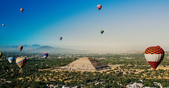Hot air balloons in the skies above Teotihuacan, Mexico. Juliana Barquero@Unsplash