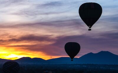 Enjoying the sunset on a hot air balloon, Teotihuacan, Mexico. Ricardo Camargo@Unsplash