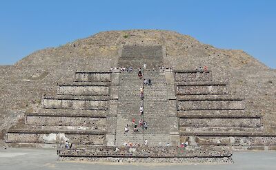 Tourists on the steps of a pyramid, Teotihuacan, Mexico. Camilo Pinaud@Unsplash