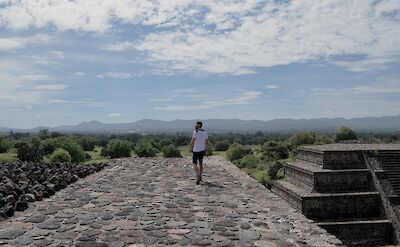 Tourist exploring the archaeological site, Teotihuacan, Mexico. Abimelec Castillo@Unsplash
