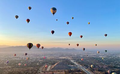 Hot air balloons over Teotihuacan, Mexico. Ana Karla Parra@Unsplash