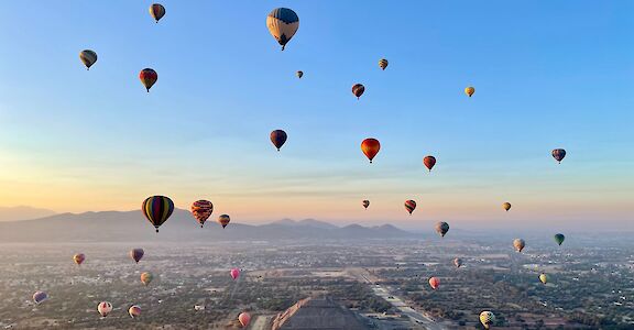 Hot air balloons over Teotihuacan, Mexico. Ana Karla Parra@Unsplash