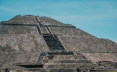 Tourists at the steps of the pyramids, Teotihuacan, Mexico. Ruben Hanssen@Unsplash