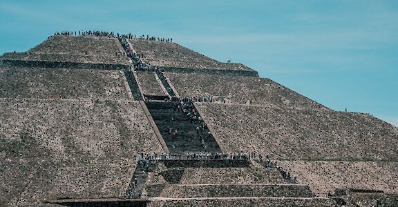 Tourists at the steps of the pyramids, Teotihuacan, Mexico. Ruben Hanssen@Unsplash