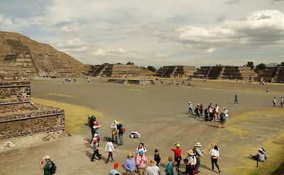 Multiple tourist groups gathering at the archaeological grounds of Teotihuacan, Mexico. Robinson Esperanza@Flickr
