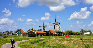 Bike path outside Amsterdam in province North Holland, the Netherlands. Flickr:Francesca Cappa