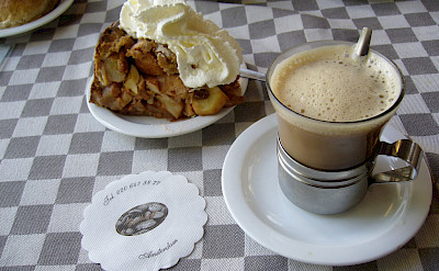 Typical Dutch coffee with 'gebakt'. Photo via Flickr:Efren Sanchez