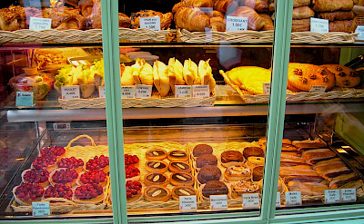 Boulangerie in Montmartre, Paris, France. Flickr:Paolo Trabattoni