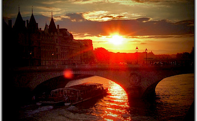 Sunset over the Seine in Paris, France. Flickr:Moyan Brenn