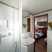 Bathroom twin cabin The Princesse Royal (Formerly the Magnifique) | Bike & Boat Tours