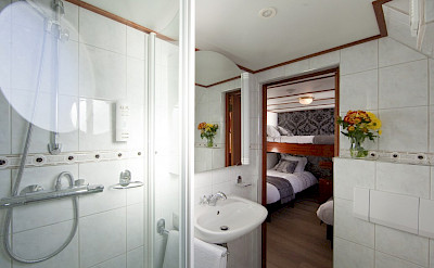 Bathroom twin cabin The Princesse Royal (Formerly the Magnifique) | Bike & Boat Tours