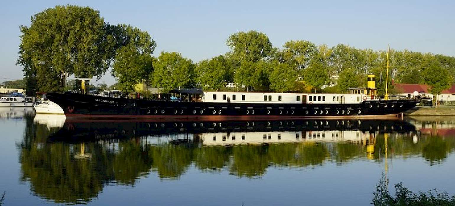  Magnifique  Barge  Boat for Bike Tours