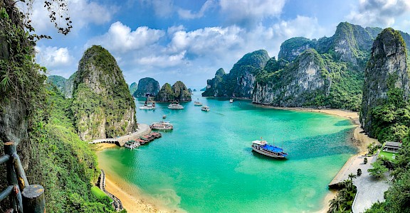 Ha Long Bay, Vietnam. unsplash@MarinaLobato