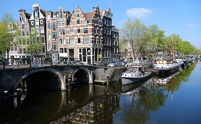 Boats on the canal, Amsterdam, Netherlands. Georgia Tsang@Unsplash