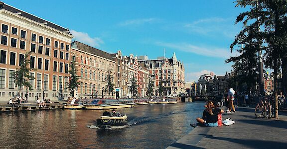 Sitting by the canal, Amsterdam, Netherlands. Venus Major@Unsplash