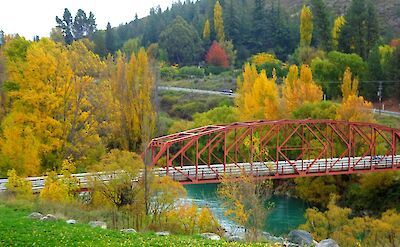 Bridge over the Clutha River, Cromwell, New Zealand. Flickr: Denis Bin