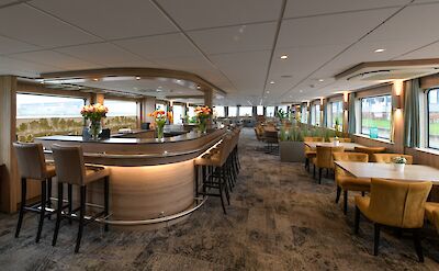 Lounge and Restaurant with bar | De Holland | Bike & Boat Tour