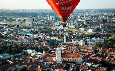 Hot air balloon above Vilnius, Lithuana. Unsplash: Igor Gubaidulin