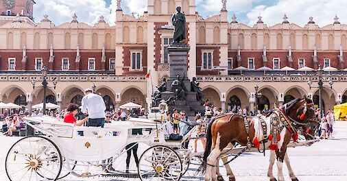 Horse and Carriage in Krakow, Poland. Unsplash: Katarzyna Pracuch