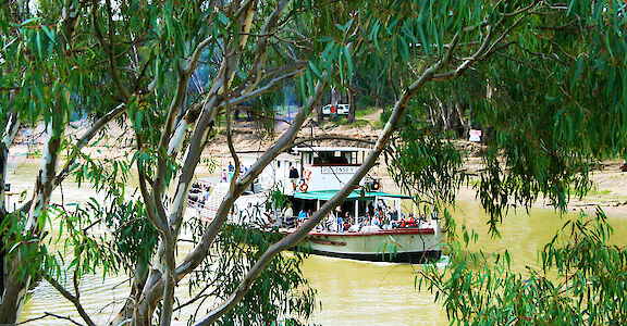 Boat on the river, Echuca and Moama, Australia. Flickr: Melody Ayres Griffiths