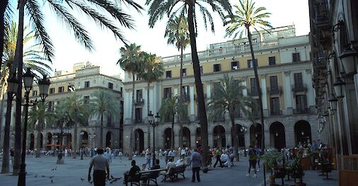 Resting in a park, Placa Reial, Barcelona, Spain. Flickr: Henri Sivonen