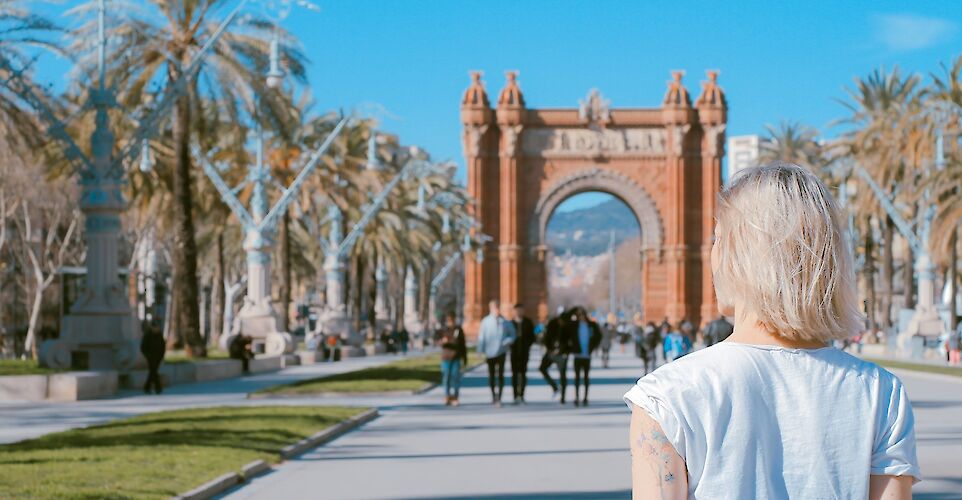 Admiring the view, Arch of Triumph, Barcelona, Spain. Unsplash: Toa Heftiba