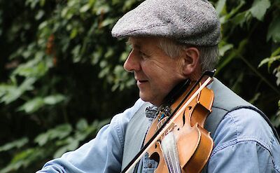 Irish fiddler, Ireland. Unsplash@Torben Gettermann