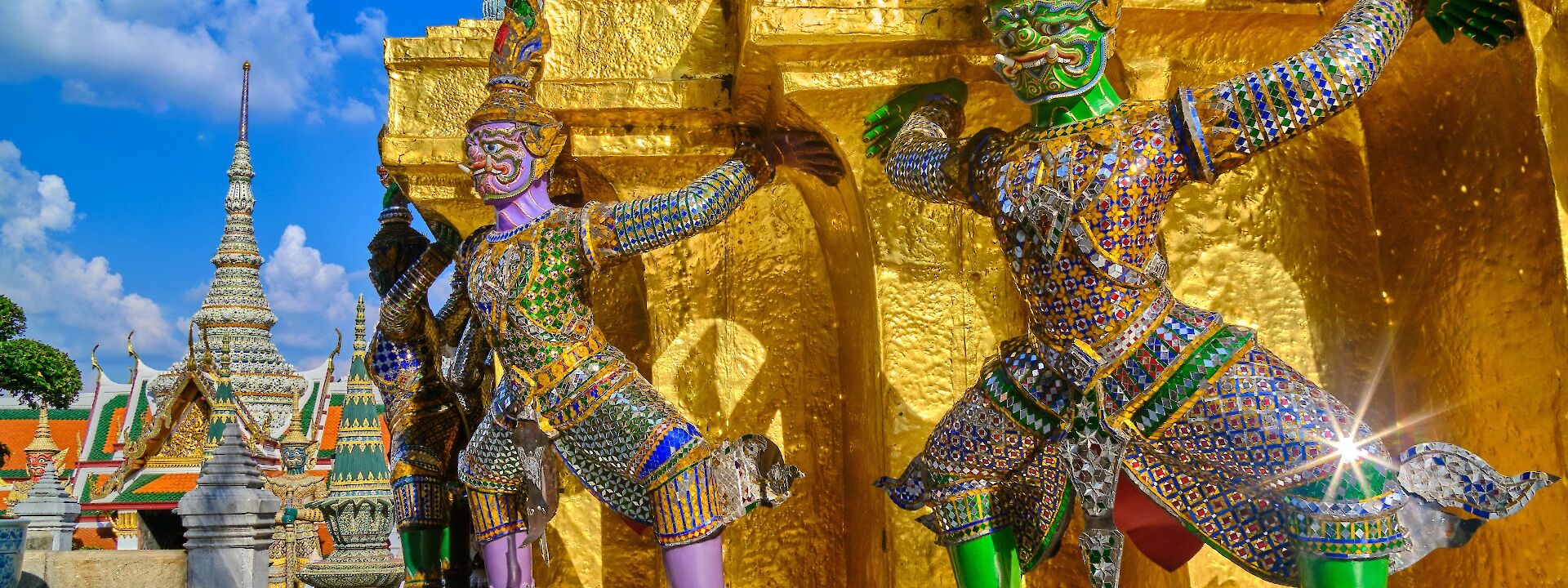 Colorful Yaksha Guardian statues, Bangkok, Thailand. Unsplash: Worachat Sodsri