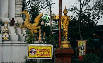 Golden statues, Chiang Mai, Thailand. Markus Winkler@Unsplash