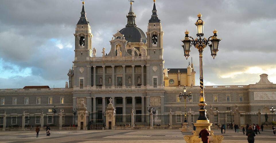 tourists outside the Royal Palace of Madrid, Spain. Unsplash: Jens Peter Olesen