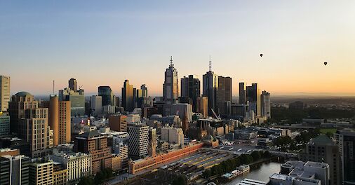 Hot air balloons over Melbourne, Australia. Unsplash: Urlaubstracker