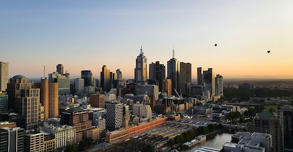 Hot air balloons over Melbourne, Australia. Unsplash: Urlaubstracker