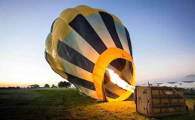 Firing up the hot air balloon, Australia. Will O@Unsplash