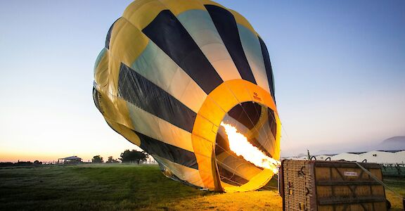 Firing up the hot air balloon, Australia. Will O@Unsplash