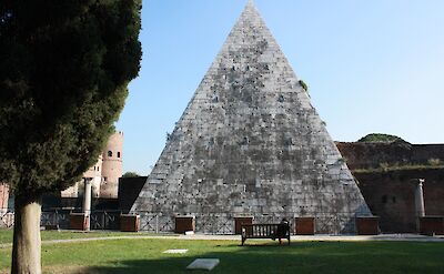 Piramide Cestia, Testaccio, Rome, Italy. Flickr:daddaq