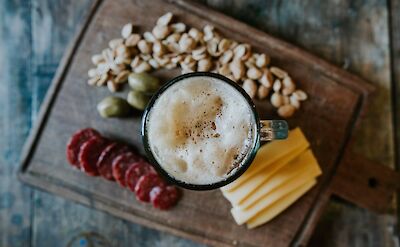 Craft beer with snacks. Unsplash: Aleksander Fox