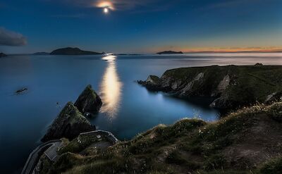 Dunquin at night, Ireland. Unsplash@Daniel Zbroja