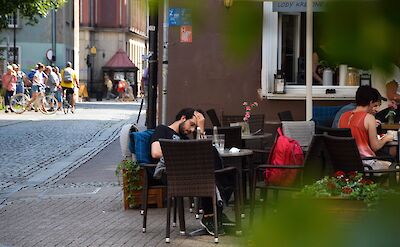 Cafe on the corner, Gdansk. Unsplash: Ranurte