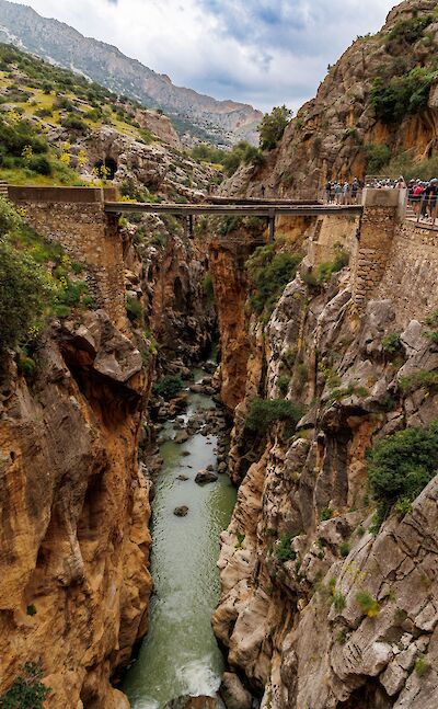 Crossing the suspension bridge on the Caminito del Rey. pexels:igorpasschier