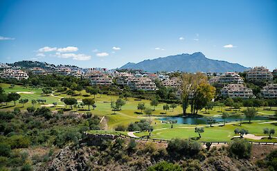Golf and mountain views in Marbella. unsplash:MaksimShutov