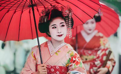 Geisha apprentices (Maiko girls) in Kyoto, Japan. Discover Corps@Flickr