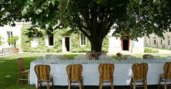 Outdoor dining, Champagne, France. Jennifer Yung@Unsplash