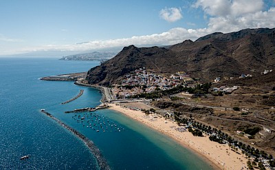 Long stretch of sandy beach in Tenerife, Spain. Unsplash@Maxim Berg